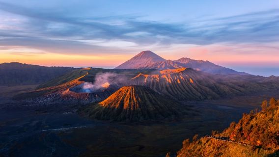 Surabaya Mt Bromo 1-day tour (sunrise jeep tour + Mt Bromo hiking + small group tour)