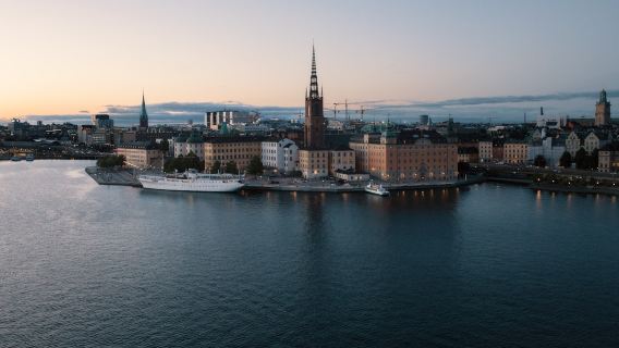 Passeio de Áudio pelos Destaques de Malmö: Encantos Históricos e Maravilhas Modernas