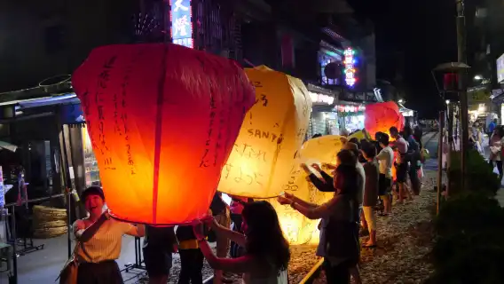台湾人気ツアー|夜の九份散策と十分天燈上げ体験(台北発)