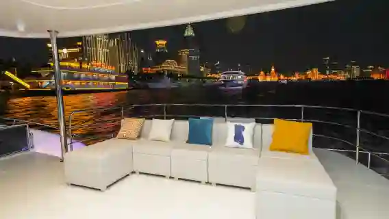 【上海遊艇18888生日求婚驚喜佈置圓桌中餐套餐】70呎雙體豪華遊艇夜遊黃浦江90分鐘+圓桌中餐用餐90分鐘+佈置