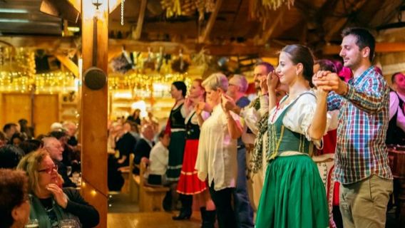 Praga: cena tradizionale con spettacolo folkloristico e bevande illimitate