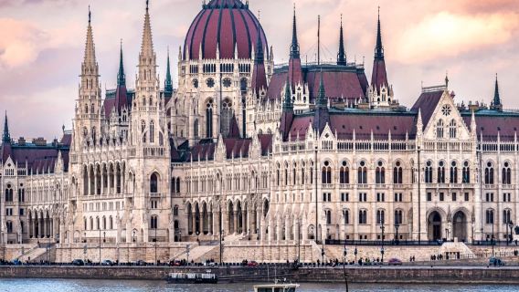 ハンガリー・ブダペストのドナウ川「Duna号」夜間遊覧船体験【約60分間の360°パノラマクルーズ+ウェルカムドリンク+音声ガイド付き】