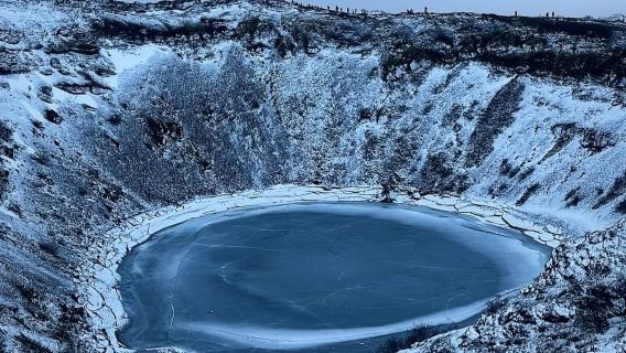 Local driver Iceland Golden Circle private charter 1-day tour: National Park, Gullfoss Waterfall, Great Geysir, and Crater Lake