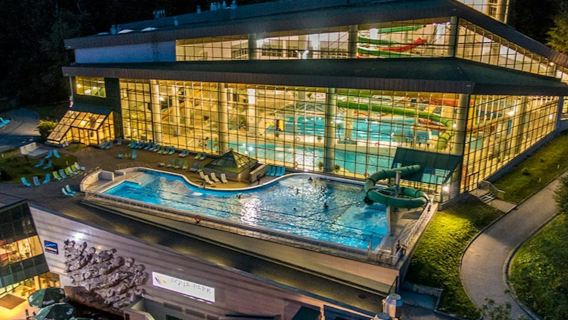 Zakopane: Excursión de un día a las piscinas termales y cata de vinos desde Cracovia