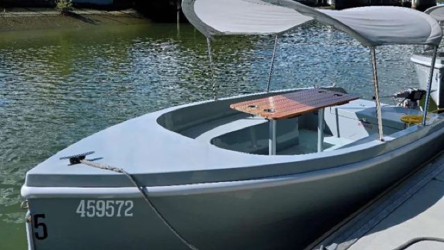 Sewa perahu piknik listrik Melbourne 1-3 jam Tanpa perlu SIM Kapasitas 8 orang Dilengkapi meja piknik Berkeliling Melbourne dengan perahu