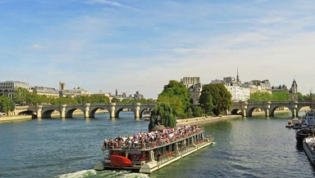 Paris Seine River Sightseeing Cruise + Audio Guide [Valid for 1 year after purchase Bateaux Mouches Sightseeing Cruise]