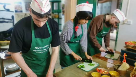 Kelas masakan Zhangjiajie bersama keluarga tempatan dan pemandu 