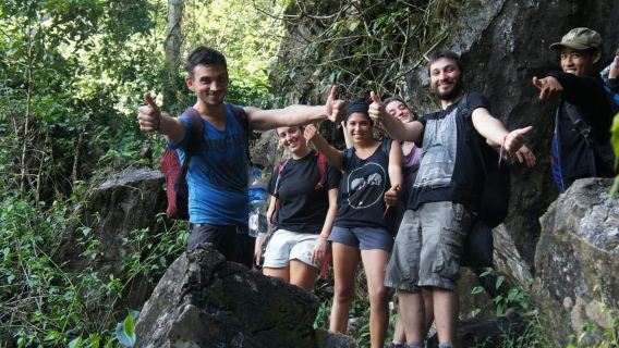 Vang Vieng: Excursión privada de trekking por la jungla y cuevas de día completo
