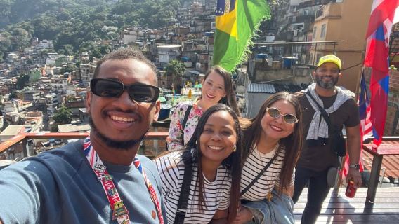 Passeio pela Favela da Rocinha, com Show de Capoeira e Vista para o Morro dos Irmãos