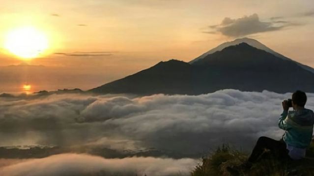 Mendaki Gunung Batur Menyaksikan Matahari Terbit Dengan Sarapan di Puncak