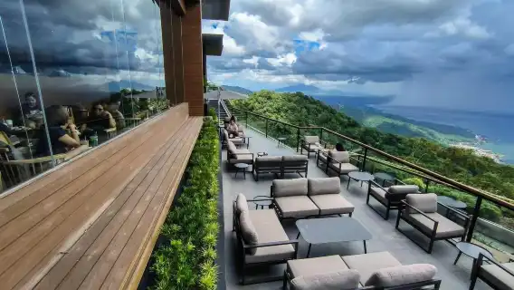 Manila to Tagaytay Day Tour: Lakeside Starbucks, Sky Ranch & Hotel Pickup