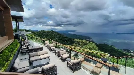 Manila to Tagaytay Day Tour: Lakeside Starbucks, Sky Ranch & Hotel Pickup