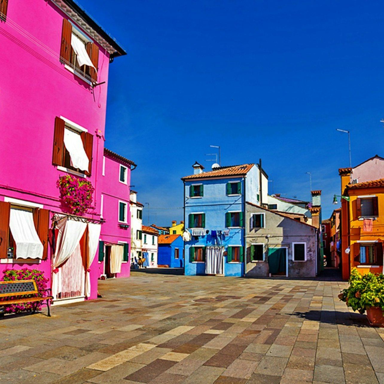 Murano & Burano: Small-Group Boat Tour + Private Glass-Blowing & Lace Demo