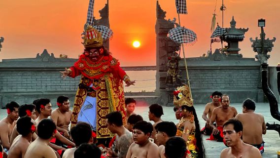 Sonnenuntergang Kecak Show und Karang Boma Cliff Uluwatu Tagesausflug in Bali
