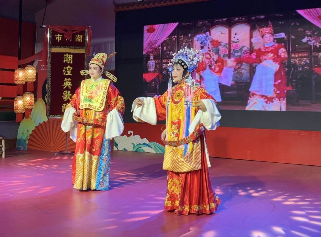 ตั๋วการแสดงของศูนย์ประสบการณ์การเต้นรำอิงเกอเฉาหวง เฉาโจว (มรดกทางวัฒนธรรมที่จับต้องไม่ได้ + เสน่ห์เฉาโจวพันปี + ประสบการณ์ดื่มด่ำ + เทศกาลพื้นบ้าน + งานเลี้ยงภาพ)