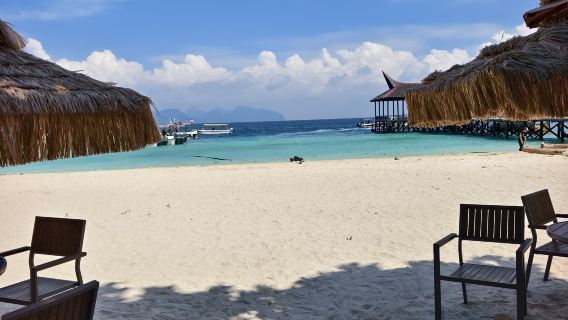 Lawatan Semporna kumpulan kecil 6 orang ke Pulau Mataking bermain mengambil gambar bermain sahaja pengalaman selam skuba dan snorkeling di Pulau Pom Pom Timba