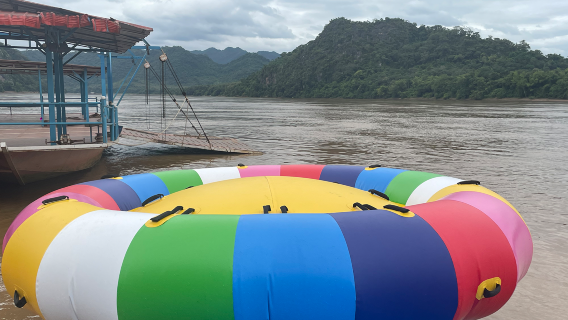 Luang Prabang: 15 min speedboating water sports with drinks and snacks fruit platter