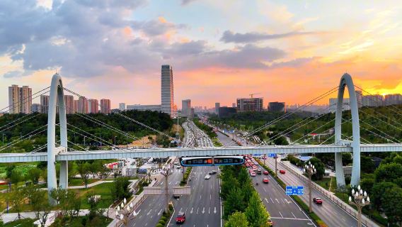 Ein Blick in die Zukunft (Zugverbindung in der Luft und fahrerlose Taxifahrt)