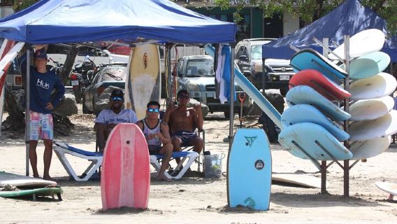 Privater Surfunterricht mit lokalen Surflehrern am Strand von Tamarindo