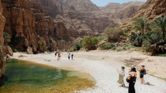 Von Muscat: Ganztägige Tour zu Wadi Shab & Bimmah Sinkhole