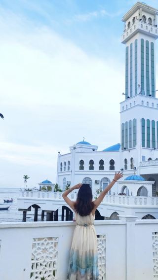 1-day tour to Penang reclining Buddha temple, floating mosque, butterfly park, durian orchard and Batu Ferringhi Beach