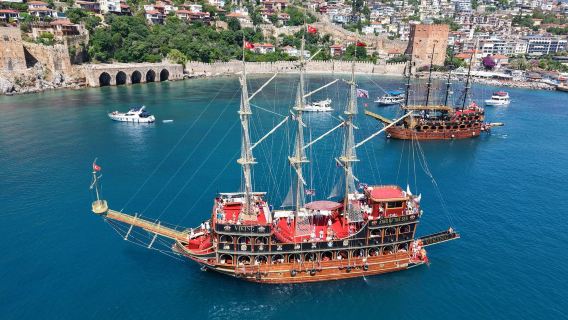 Cruzeiro de Barco Pirata em Alanya com Almoço, Festa de Espuma, Paradas para Natação e Bebidas Refrigerantes Ilimitadas