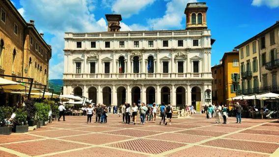 Milan pergi-balik istana zaman pertengahan dan tapak bersejarah Katedral Monza + Bergamo lawatan sewa peribadi + tidak termasuk tiket