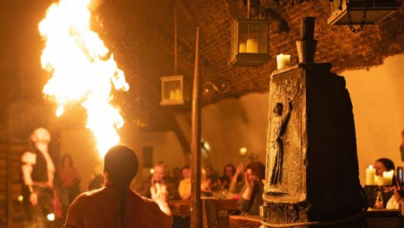 Autentica esperienza ceca: cena e spettacolo medievali + tour del birrificio e del castello