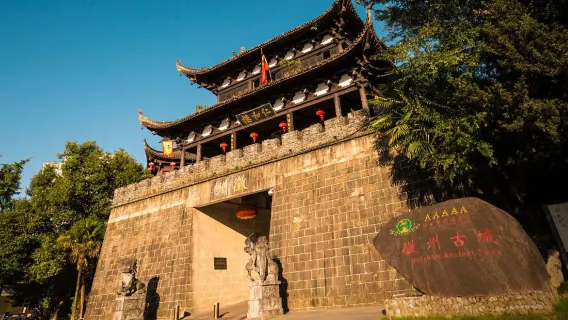 Anhui Huangshan Chengkan + Bao Family Garden + Huizhou Ancient City one-day tour+ Selected English and Russian guide EA