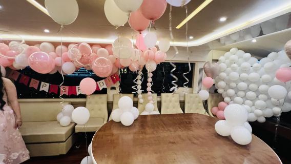 【上海遊艇15888驚艷佈置遊艇圓桌中餐套餐】上海外灘70尺雙體豪華遊艇包船夜遊黃浦江90分鐘+靜泊用餐90分鐘