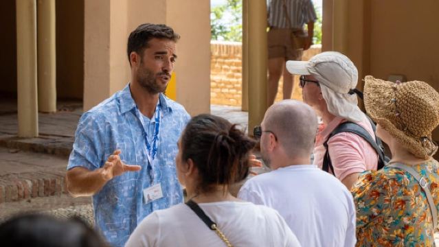 Recorrido privado a pie por Málaga, Teatro Romano y Alcazaba con entradas