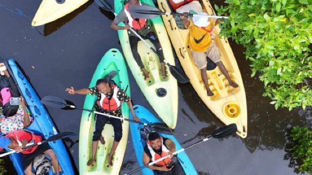Zanzibar : Kayak dans la mangrove et visite du village avec des fruits