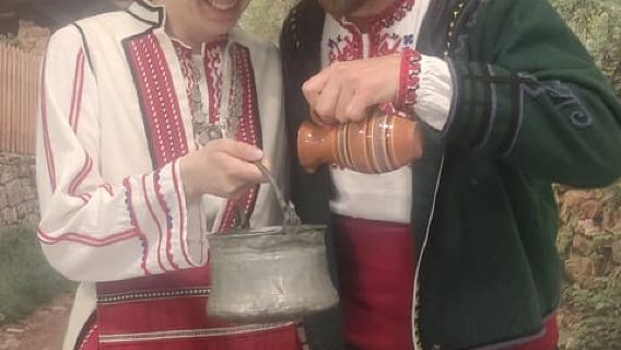 Foto con costumi tradizionali a Sofia