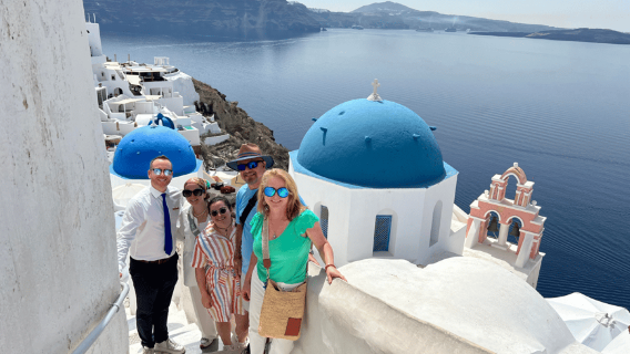 Santorini: Visitas imprescindibles de medio día en un tour para grupos pequeños
