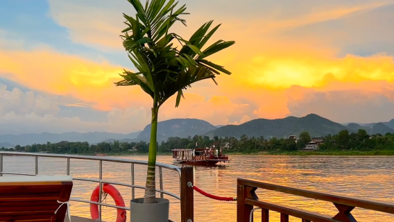 Tur Setengah Hari Luang Prabang: kapal pesiar Matahari Terbenam di Sungai Mekong [SATU PELAYARAN]