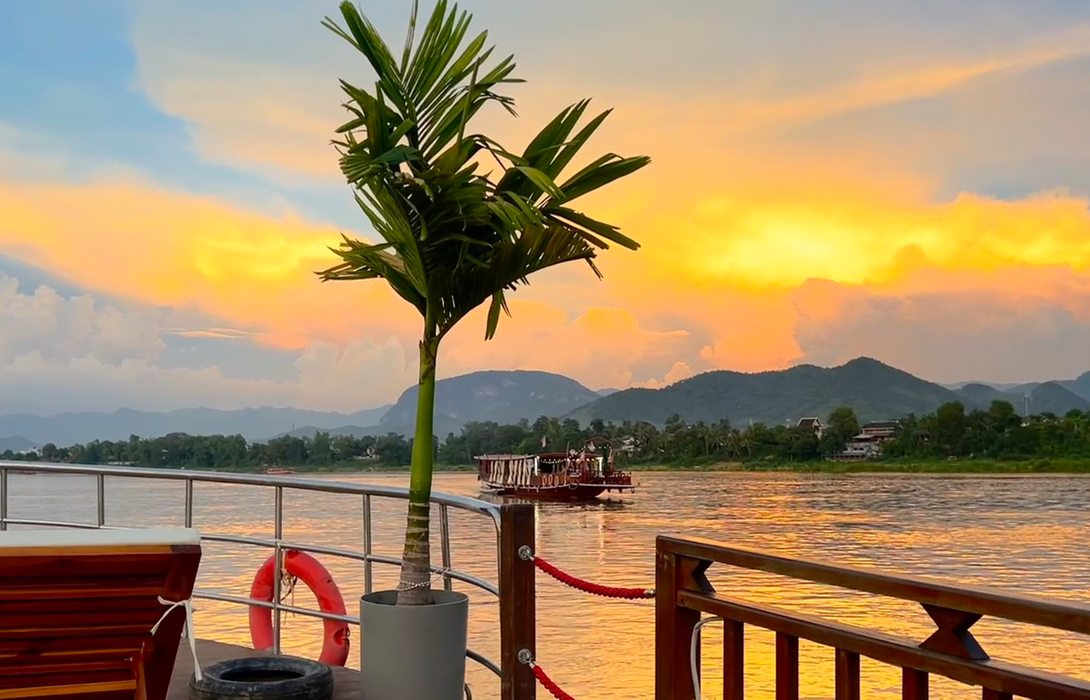 Tour di mezza giornata a Luang Prabang: Crociera al tramonto sul Mekong con A ONE CRUISE