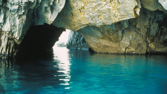 Capri: Lawatan Bot Sorotan Pulau Berpandu