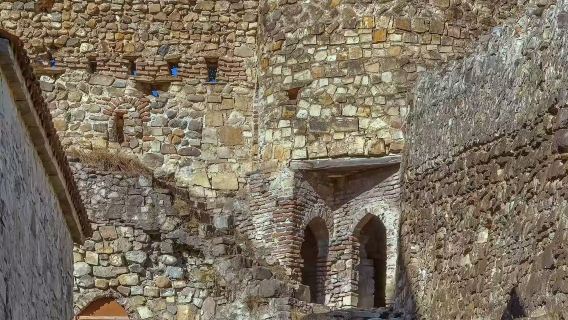 Tour giornaliero al castello di Ananuri e ai monasteri georgiani a Kazbegi|tour di gruppo, tour in inglese