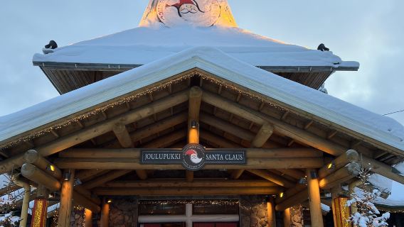 [Tour privado de medio día en Rovaniemi con servicio de coche privado con conductor] Recogida en el aeropuerto | 1.5 horas de tiempo libre en el Pueblo de Santa Claus | Museo Ártico | Traslado al hotel (aprox. 4 horas)