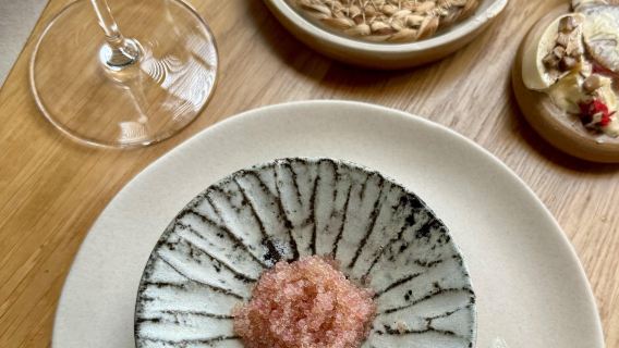 tempahan tempat duduk restoran popular Dill di Reykjavik, Iceland