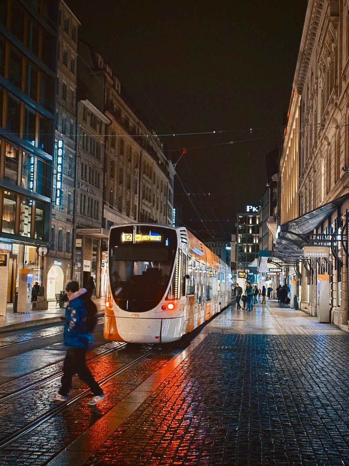 Restaurant reservation service for Café du Centre, a popular restaurant in Geneva, Switzerland