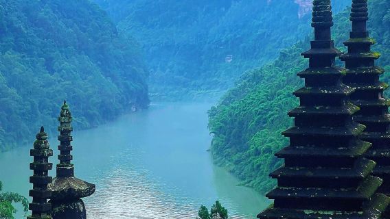 Excursion d'une journée en voiture avec chauffeur à Meishan : ancienne ville de Liujiang, montagne Wawu et plage de Caoyutan avec service en anglais