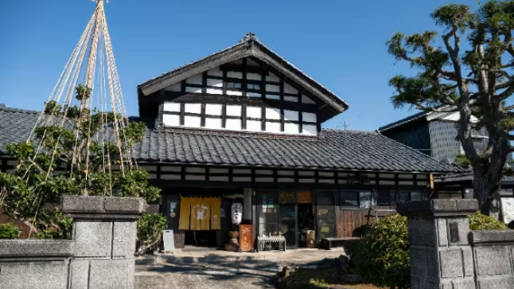 Kine and Usu Fukui Hometown Teahouse - Experience making authentic mochi with a mortar and pestle and enjoy it to the fullest!
