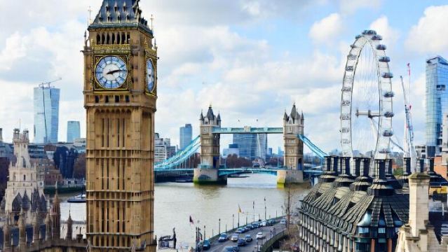 ทัวร์รถบัสเที่ยวชมสองชั้น Bustronome ลอนดอน สหราชอาณาจักร ชมวิว 360° แบบพาโนรามาผ่านกระจก (เลือกได้ทั้งมื้อกลางวัน/มื้อค่ำ หรือชายามบ่าย) เช็คอินแลนด์มาร์กสำคัญของลอนดอน