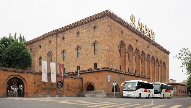 Syarikat Brandy Yerevan + Landasan Keretapi Kanak-Kanak Yerevan + Gereja St. John the Baptist