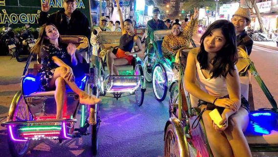 Tour gastronómico nocturno de Hue en ciclomotor con música folclórica en el Río Perfume
