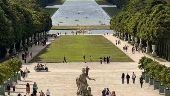 Berlepas dari Paris | Sewaan peribadi pergi-balik sehari ke Istana Versailles + Fontainebleau (Tiket masuk tidak termasuk)