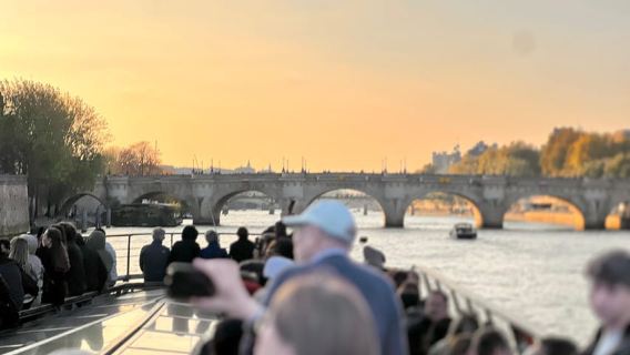 Paris: Pelayaran Wisata di Sungai Seine dengan Macaron Paris