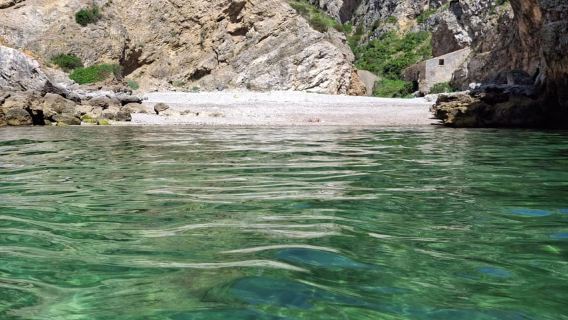 Sesimbra: Boat Tour Secret Beaches & Caves w/local fisherman