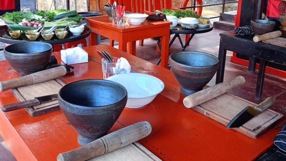 Visita al mercado matutino de Luang Prabang + clase de cocina laosiana en un barco del Mekong + traslado al hotel en el casco antiguo